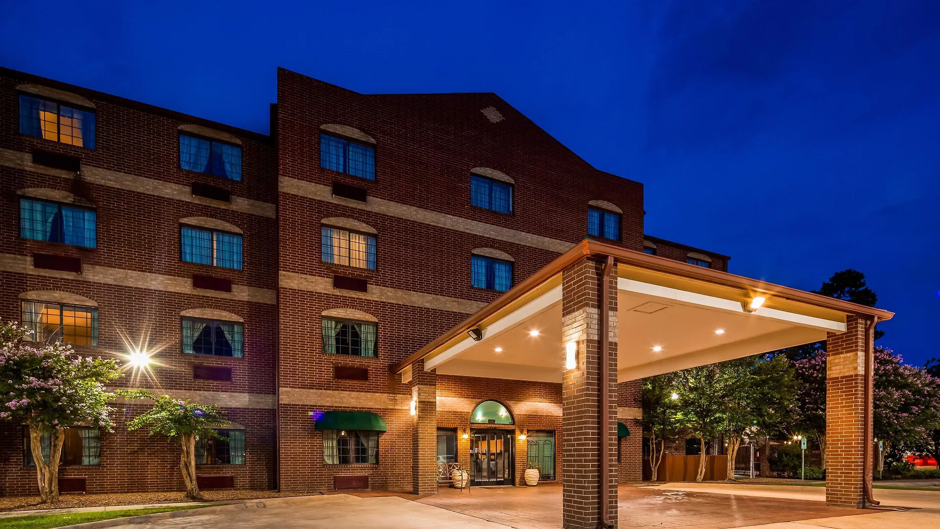 Where to Stay Near The Woodlands Golf Resort: 6 Budget Hotels