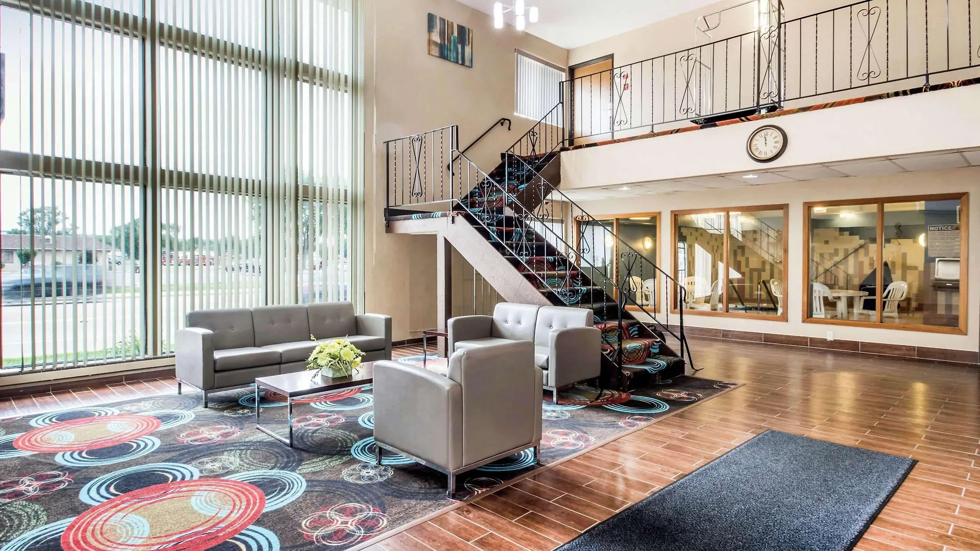 Staying Near Bridgeview Plaza: 5 Airport Hotels Compared