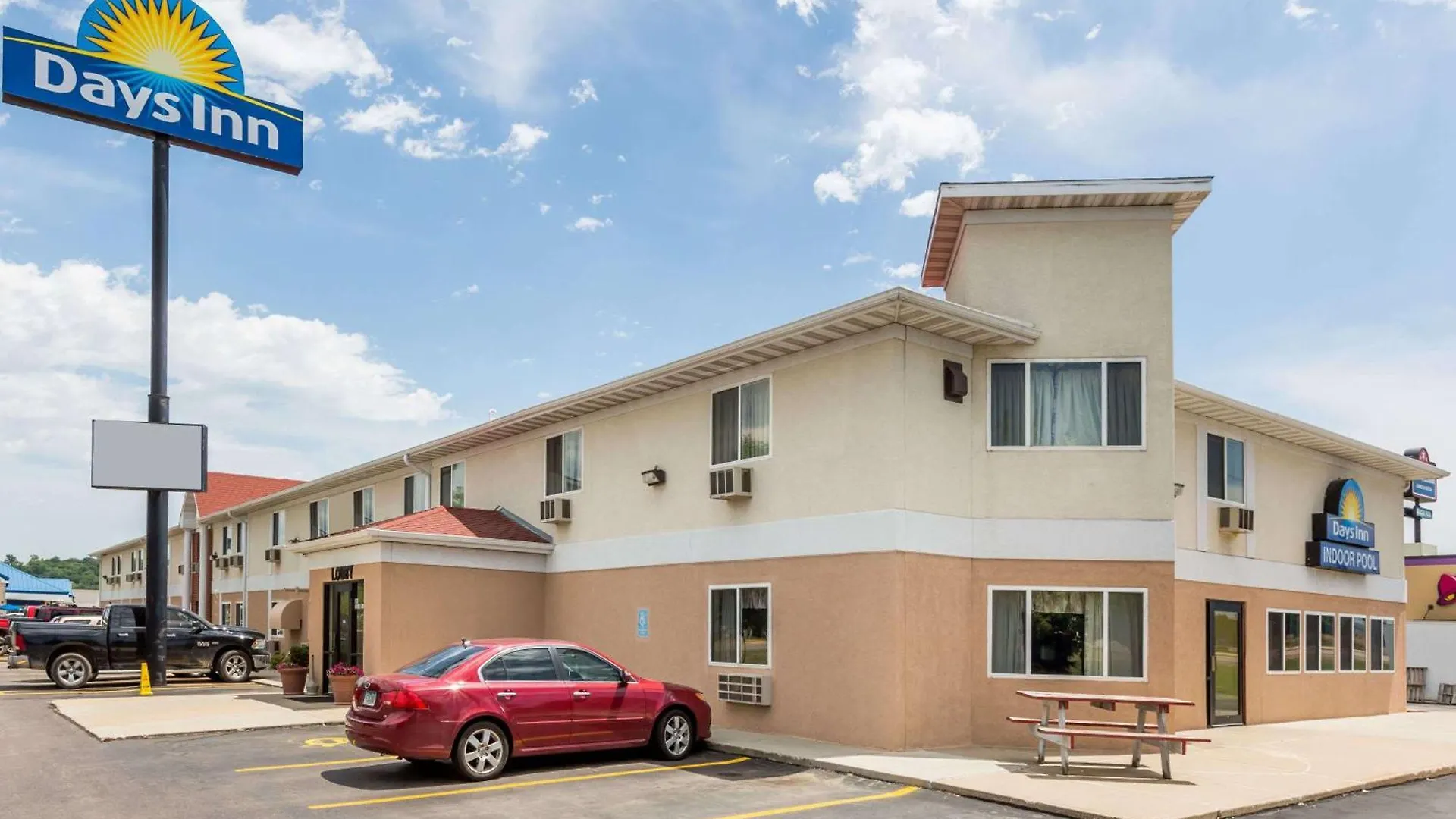 4 Affordable Hotels Near Crystal Cove Park for Smart Stays